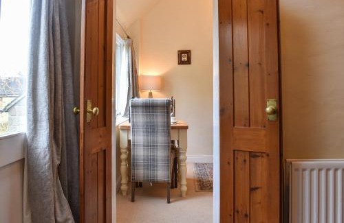Middle Mayfield House | Swallows - Uk41742