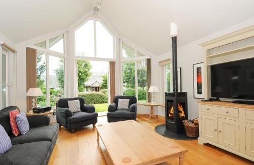 Eleighwater House | Swandown, 3 Blackdown