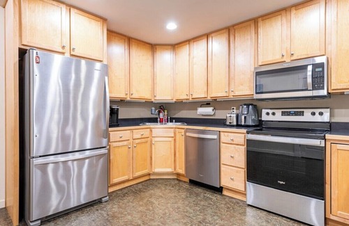 Germantown Condo | Swanky 2 LEVEL CONDO WALK TO ALL in The Highlands!