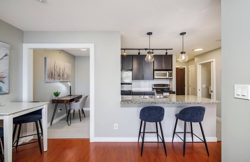 Chinatown Condo | Sweat Condo, Central Location+ One Free Parking!