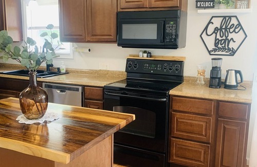 Paris House | Sweet Dreams - Relaxing Ranch Retreat 3Br w/Hot tub