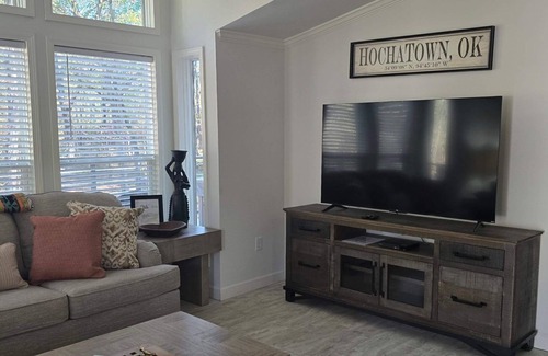 Broken Bow Cabin | SWEET GEM, Cozy 2 bedrm, full kitchen, HOT TUB, WiFi, close BB & Hochatown