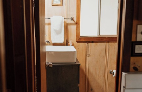 Coffee Creek Resort | Sweet Kokanee Cabin located on Coffee Creek in Trinity Alps