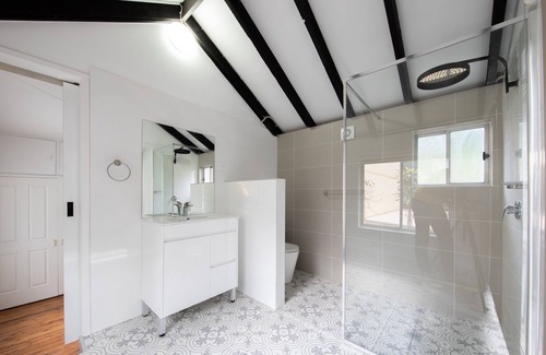 Wollongong House | Sweet One-Bedroom Holiday Home next to the beach
