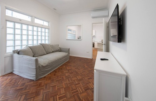 Wollongong House | Sweet One-Bedroom Holiday Home next to the beach