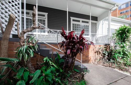 Wollongong House | Sweet One-Bedroom Holiday Home next to the beach
