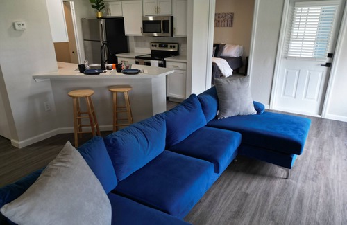 Fort Myers Apartment | SWFL Gem! 2/2 Third Floor in Great Location! Close to Everything!