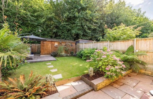 Norwich Apartment | Swift Host | Maple House | Sleeps 4 | Parking | EV Charger | Garden