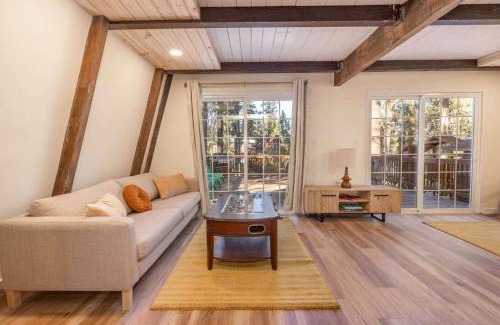 Summit Estates House | Swiss Bliss- Mountains, Pet Friendly and Jacuzzi