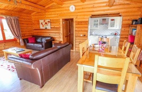 Castle Bytham Cottage | SYCAMORE LODGE, family friendly, with pool in Greetham, Rutland