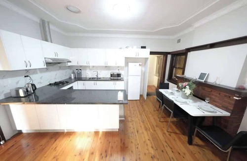 Concord House | Sydney concord 6 Bedroom 4 bathroom house
