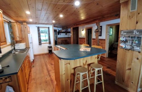 Aylen Lake Cottage | T&A Hideaway - Beautiful wood cottage on the edge of Algonquin Park
