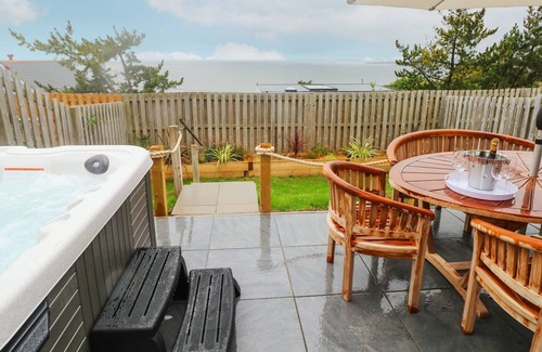 Ogmore-by-Sea Cottage | T? GLAS, pet friendly, country holiday cottage in Ogmore-By-Sea