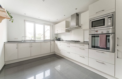 Kinrooi House | T Hovenshuis is een Sfeervolle Ingerichte Woning met Tuin op 1km van de Maas