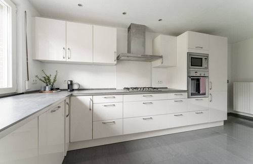 Kinrooi House | T Hovenshuis is een Sfeervolle Ingerichte Woning met Tuin op 1km van de Maas