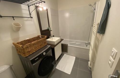 Les 3 Cites Apartment | T2 cosy et calme, parking privé et fibre inclus