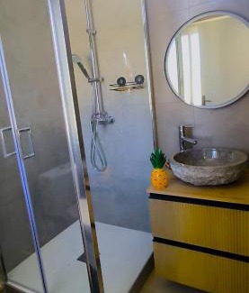 Centre-Ville Apartment | T2 neuf, climatisé - Hyper centre de Saint-Pierre, mer 4 minutes a pied