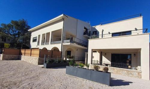 La Ciotat Apartment | T3, 8 couchages, grande terrasse, vue mer, parking privé