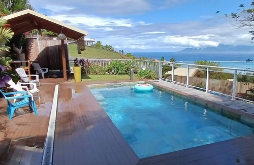 Punaauia House | Taapuna guesthouse - house with swimming pool and beautiful sea view on the outskirts of town