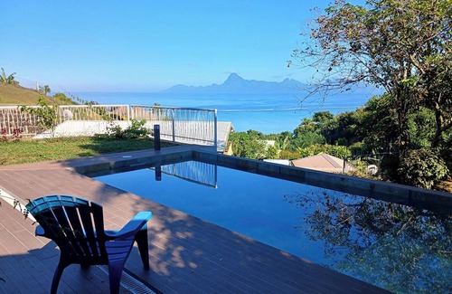 Punaauia House | Taapuna guesthouse - house with swimming pool and beautiful sea view on the outskirts of town