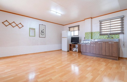 Kujanggul House | Taean Mammose Pension
