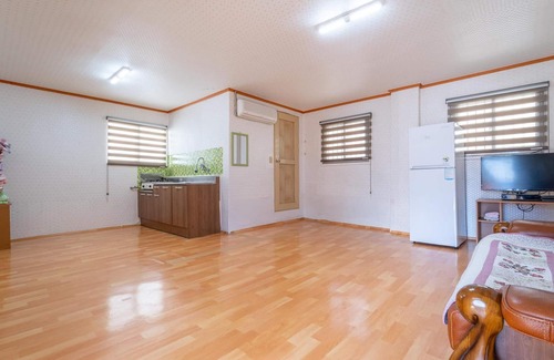 Kujanggul House | Taean Mammose Pension