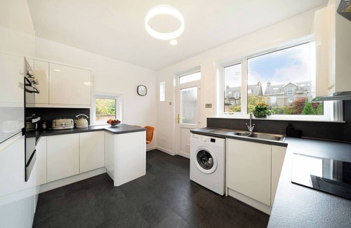 Broughty Ferry Ski Chalet | Taigh Tatha - Spacious & Stylish 3 Bed