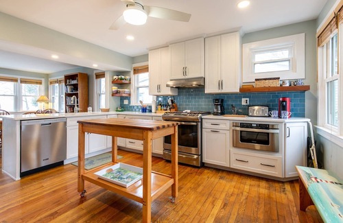 Annapolis Cottage | Take a Water Taxi to Downtown Annapolis from Beachfront home, Dogs OK