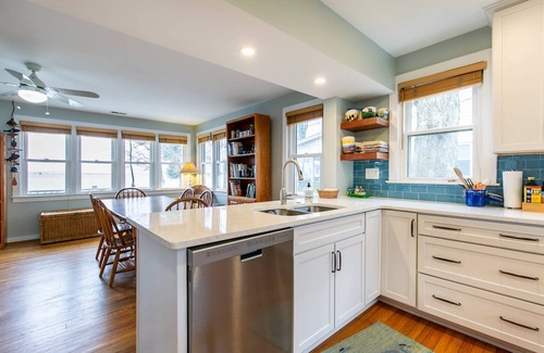 Annapolis Cottage | Take a Water Taxi to Downtown Annapolis from Beachfront home, Dogs OK