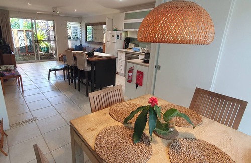 Suffolk Park Apartment | Tallows Beach Sanctuary, beachside unit, walk to beach and shops. WIFI, Netflix