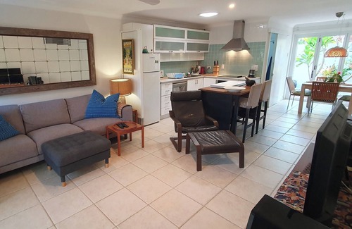 Suffolk Park Apartment | Tallows Beach Sanctuary, beachside unit, walk to beach and shops. WIFI, Netflix