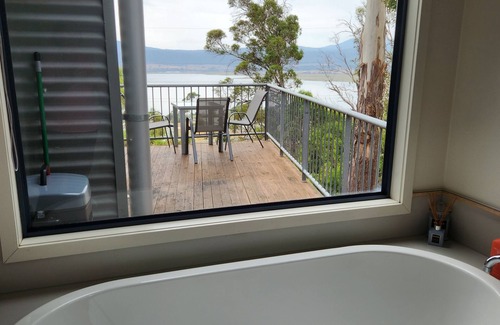 Grindelwald Apartment | Tamar Ridge Winery Apartment. River Views!