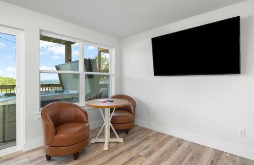 Table Rock House | Tammy's Table Rock Lake Views: 6BR, Hot Tub, Games