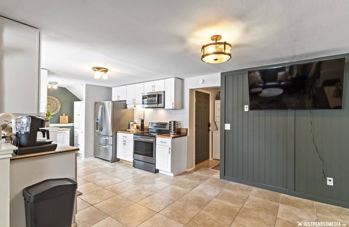 Turnagain House | Tanglewood Hideaway Near Airport