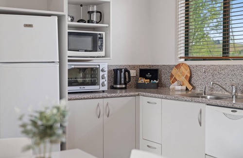 Waitakaruru Hotel | Tasman Holiday Parks - Miranda