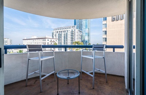 Alamitos Beach Apartment | Tasteful Long Beach 2BR, nr Bars, Groceries & Beach, by Blueground
