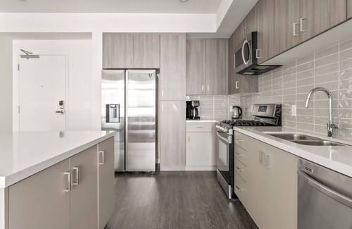 Warner Center Apartment | Tasteful Woodland Hills 1BR w/Gym & Pool, near 101, by Blueground