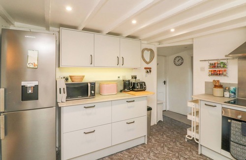 Bishops Tawton Cottage | TAWSTOCK VIEW, pet friendly, with open fire in Bishops Tawton