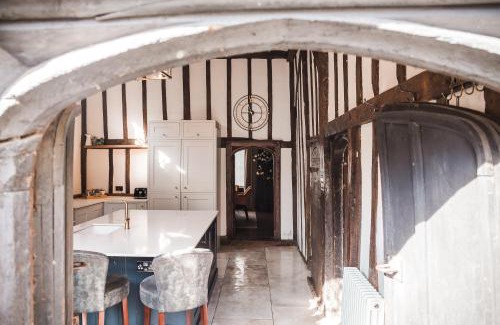 Edenbridge House | Taylour House - Edenbridge, sleeps 10, historic, unique yet modern