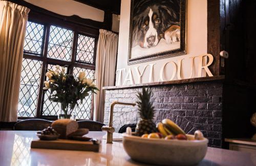 Edenbridge House | Taylour House - Edenbridge, sleeps 10, historic, unique yet modern