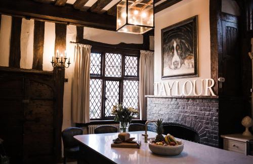 Edenbridge House | Taylour House - Edenbridge, sleeps 10, historic, unique yet modern