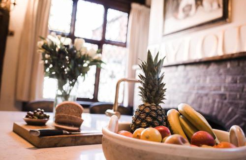 Edenbridge House | Taylour House - Edenbridge, sleeps 10, historic, unique yet modern