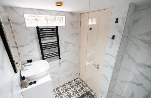 Chugureti Apartment | Tbilisian Yard - City Center