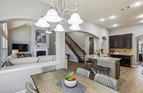 Roanoke House | TCH - Spacious 5bd/2.5ba Roanoke home with Office