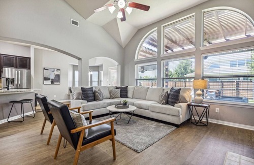 Roanoke House | TCH - Spacious 5bd/2.5ba Roanoke home with Office