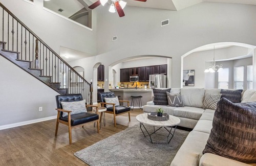Roanoke House | TCH - Spacious 5bd/2.5ba Roanoke home with Office