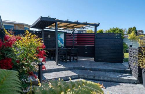 Taupo House | Te Aroha Whare, Cozy 3BR Retreat With Garage and BBQ