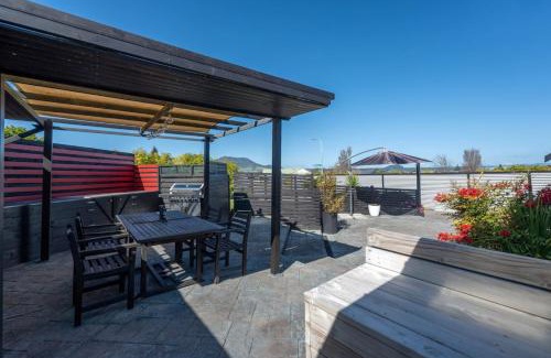 Taupo House | Te Aroha Whare, Cozy 3BR Retreat With Garage and BBQ