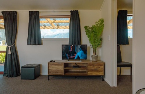 Franz Josef Glacier House | Te Awa Cottages