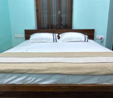 Kalighat House | Teakwood Suite - Nokha House